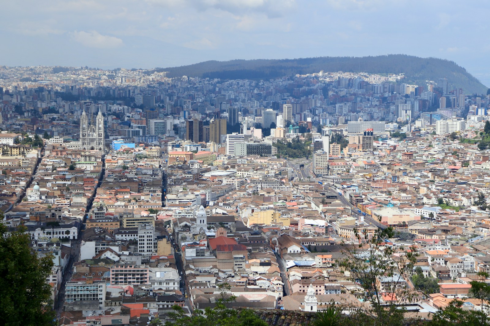 Daytime aerial view of the city, macro context for the real estate sector